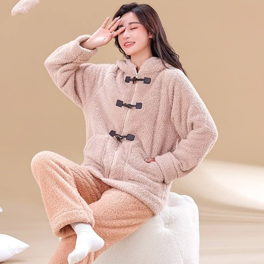Pijamas de mujer de temporada cómodos y modernos Pijamas de mujer de temporada de Love Homewear con diseños cómodos, tejidos suaves y estilos Admas, Paddington y Peanuts.