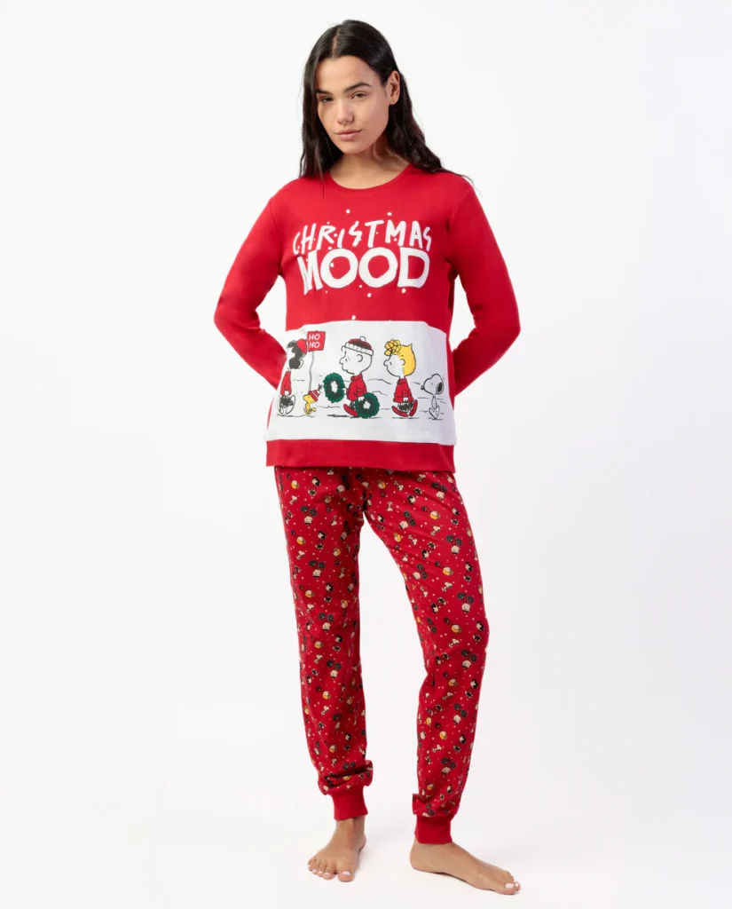 pijama-peanuts-mujer-algodon Pijama Peanuts para mujer de algodón con tejido transpirable y diseño cómodo ideal para dormir.