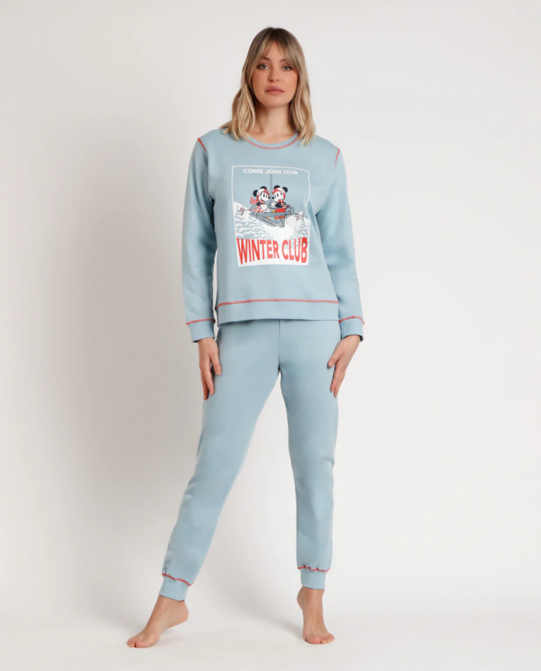 Pijama Peanuts para mujer de felpa con tejido cálido y diseño cómodo ideal para las noches frías.