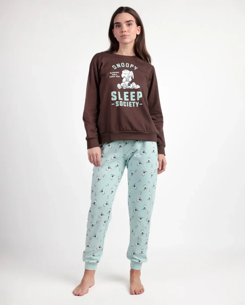 pijama-peanuts-mujer-felpa Pijama Peanuts para mujer de terciopelo con tejido suave y diseño cómodo perfecto para descansar.
