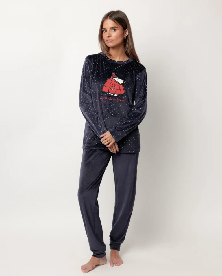 Pijama Peanuts para mujer de felpa con tejido cálido y diseño cómodo ideal para las noches frías.