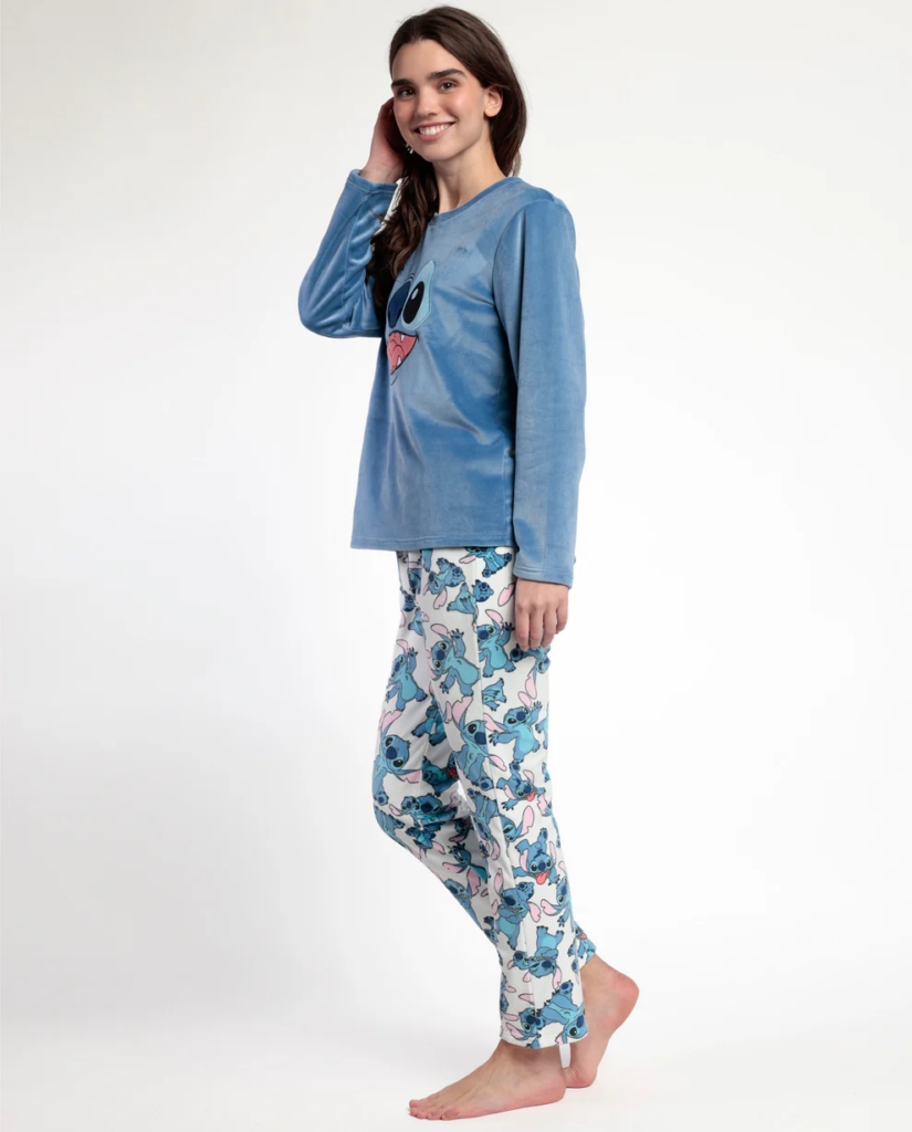 pijama-peanuts-mujer-terciopelo Pijama Peanuts para mujer de terciopelo con tejido suave y diseño cómodo perfecto para descansar.