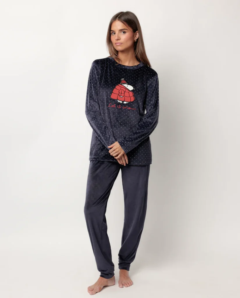 pijama-peanuts-mujer-terciopelo Pijama Peanuts para mujer de felpa con tejido cálido y diseño cómodo ideal para las noches frías.