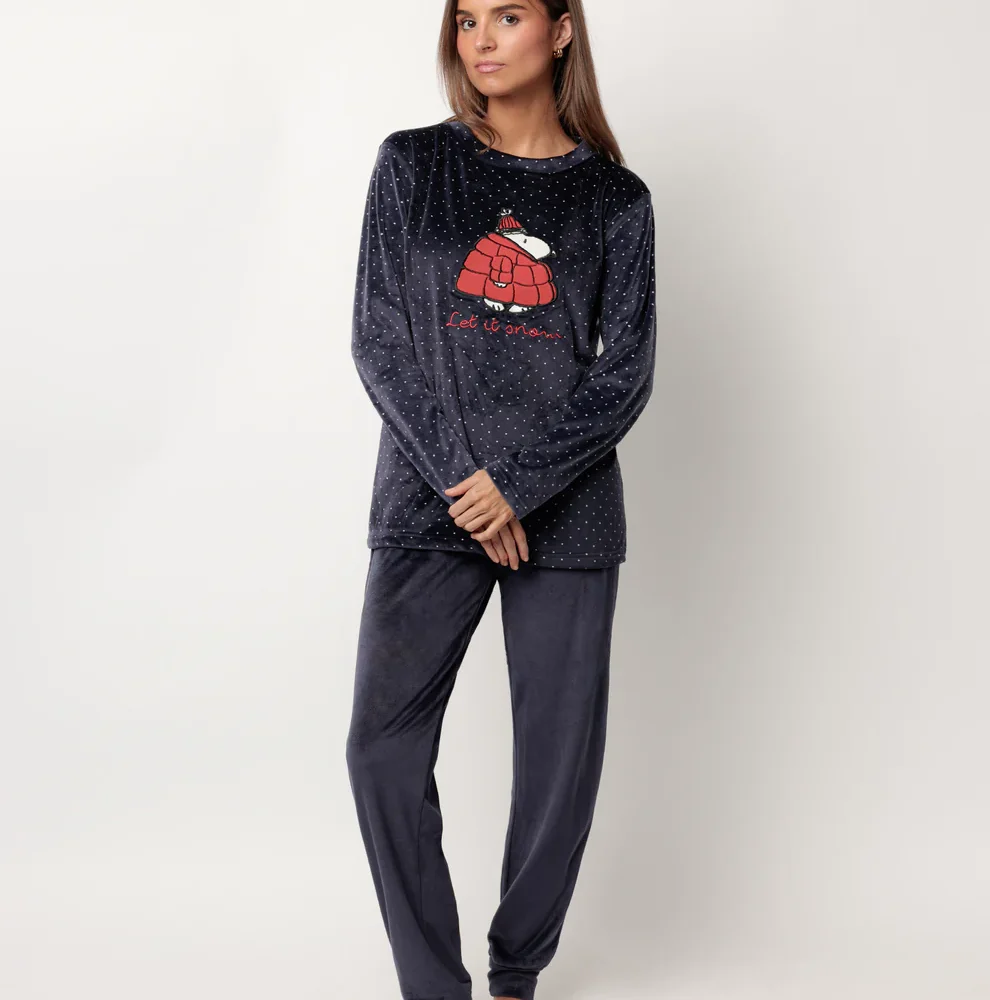 pijama-peanuts-mujer-terciopelo Pijama Peanuts para mujer de felpa con tejido cálido y diseño cómodo ideal para las noches frías.